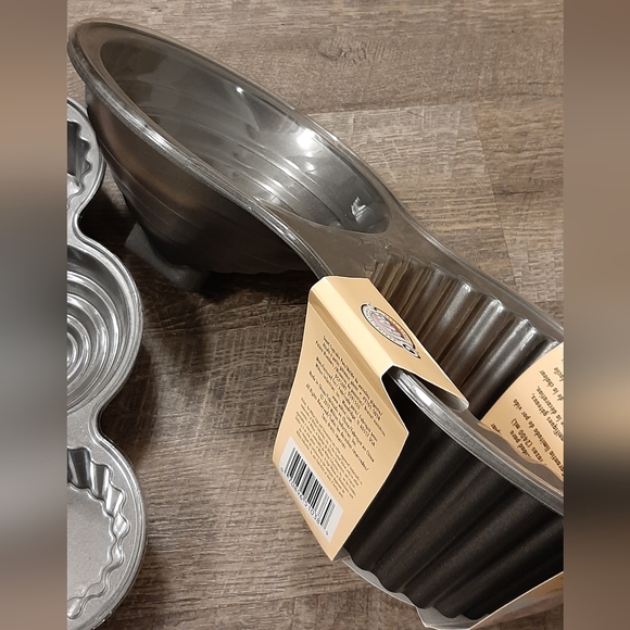 Wilton 3D Giant Cupcake Baking Pan and Heavy Duty Large 4 Muffin Baking Pan - Picture 4 of 5